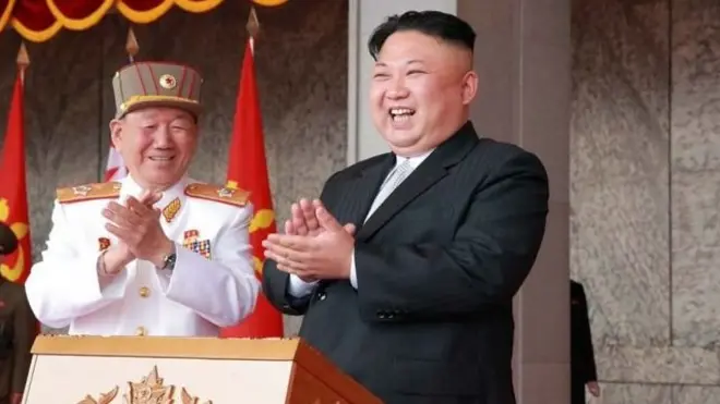 朝鲜领导人金正恩（右）
