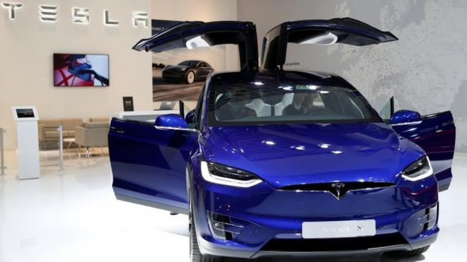 Un auto Tesla con las puertas abiertas.