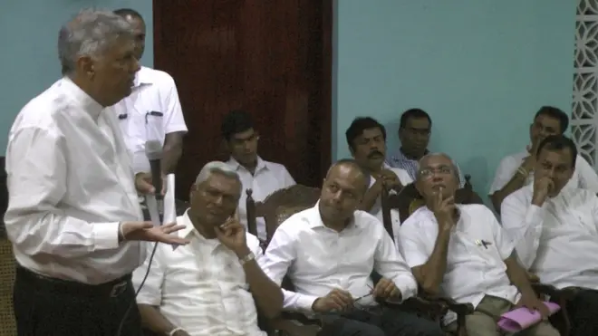 අගමැතිවරයා හම්බන්තොට අම්බලන්තොට වලව ජයවර්ධනාරාමයේදී දිස්ත්‍රික්කයේ මහා සංඟයා වහන්සේ අමතමින්