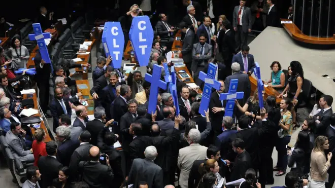 Oposição ao governo protestou na Câmara contra a "morte da CLT"