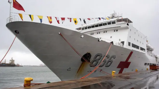 Ọkọ oju omi China ti wọn pe orukọ rẹ ni Peace Ark nibi tawọn olugbe ilu Cape Town ti n gba iwosan ọfẹ.