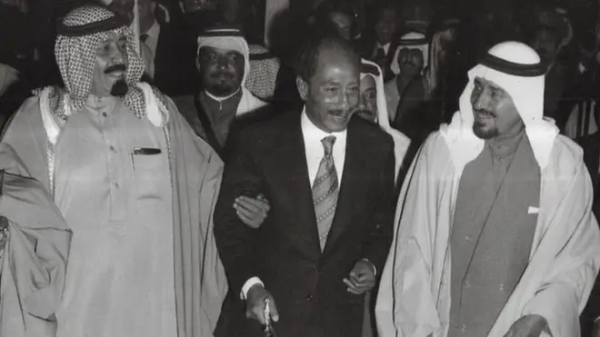 السادات يتوسط خالد ملك السعودية ( علي يمين الصورة) والأمير عبد الله ولي العهد وهم يرقصون العرضة خلال زيارة الرئيس المصري للمملكة عام 1976.