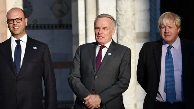 Британський міністр закордонних справ Борис Джонсон (праворуч) раніше запропонував країнам "Великої сімки" обговорити введення нових санкцій проти Росії, але його французький колега Жан-Марк Еро зараз заявив, що G7 не має спільної думки щодо цього питання.