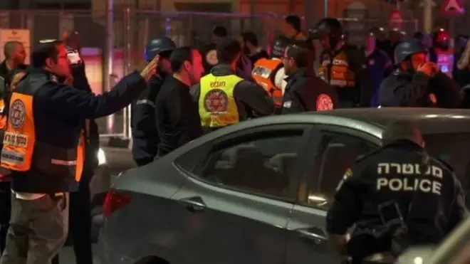 وصلت طواقم الإسعاف والشرطة إلى موقع الحادث