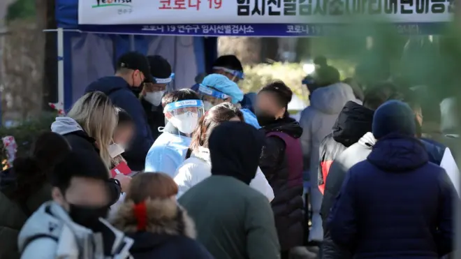 5일 오후 인천 연수구 고려인 밀집구역 함박마을에 마련된 임시선별진료소에서 외국인과 시민들이 검사를 기다리고 있다