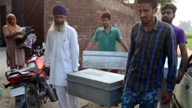 ریاستی حکومت کہتی ہے کہ مرکزی حکومت کی ہدایت پر لوگوں کو منتقل کیا جا رہا ہے