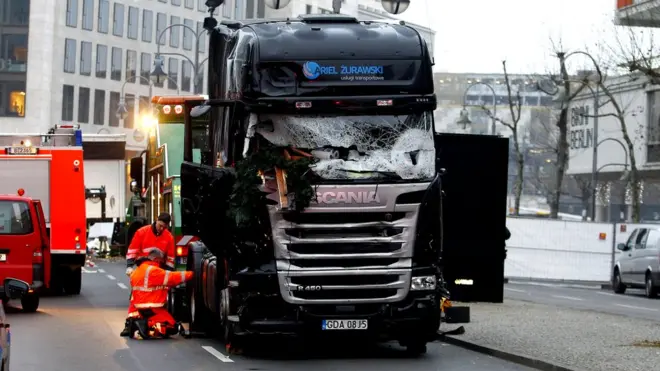 Грузовик, совершивший наезд на ярмарку в Берлине