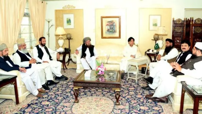 سابق وفاقی وزیر چوہدری نثار علی خان نے اپنے دورے وزارت میں کالعدم اہل سنت و الجماعت کے رہنما مولانا احمد لدھیانوی سے ملاقات کی تھی