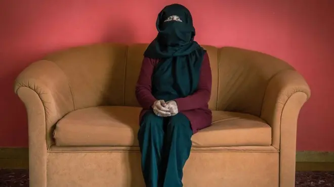 La jueza Sana en su casa temporal en Grecia. Ella dice que nunca dejará de luchar por los derechos de las mujeres en Afganistán.