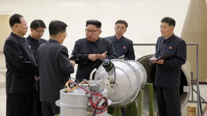 O presidente norte-coreano Kim Jong-un confere amas nucleares do país no fim188bet é bom2017; o mandatário prometeu fechar188bet é bommaio o centro188bet é bomtestes atômicos