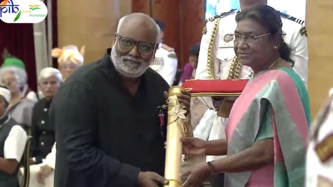 రాష్ట్రపతి ద్రౌపది ముర్ము చేతుల మీదుగా పద్మశ్రీ అందుకున్న సంగీత దర్శకుడు ఎంఎం కీరవాణి