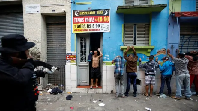 Polícia detém pessoas durante ação na cracolândia; para professora, não havia outra maneiraluckslotstentar romper poder do tráfico na região