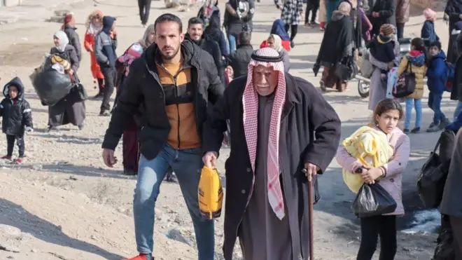 مدنيون نازحون من منازلهم هربا من المعارك