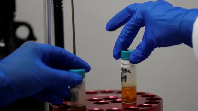 دوی غواړي پوه شي چې کورونا وېروس نه انسان تر څومره مودې خوندي پاتېدلی شي او د دې ناروغۍ د سختېدو ډول ولې ژر ژر بدلېږي؟