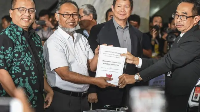 Ketua Tim Hukum BPN Bambang Widjojanto (kedua kiri) bersama penanggung jawab tim hukum Hashim Djojohadikusumo (ketiga kiri) dan anggota tim hukum Denny Indrayana (kiri) melakukan pendaftaran gugatan perselisihan hasil Pemilihan Presiden dan Wakil Presiden 2019 di MK.