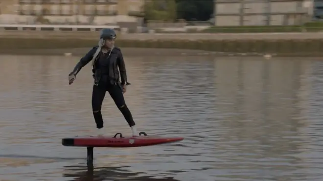 Эйми Фуллер на электросерфе