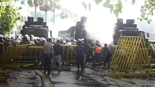 ''හදිසි නීතිය ඕගොල්ලන්ගේ නායකතුමාට දාගන්න.''