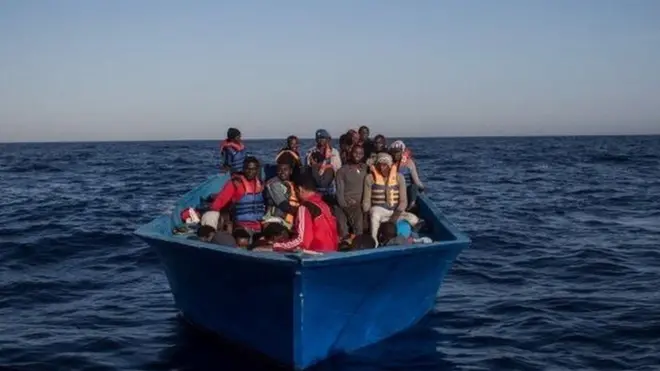 ስደተኛታት ኣብ ጀልባ