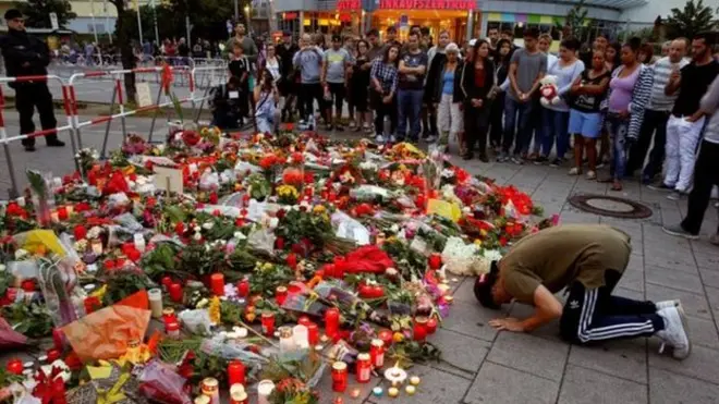 මියුනික් නුවර ඔලිම්පියා සාප්පු සංකීර්ණය ඉදිරිපිට