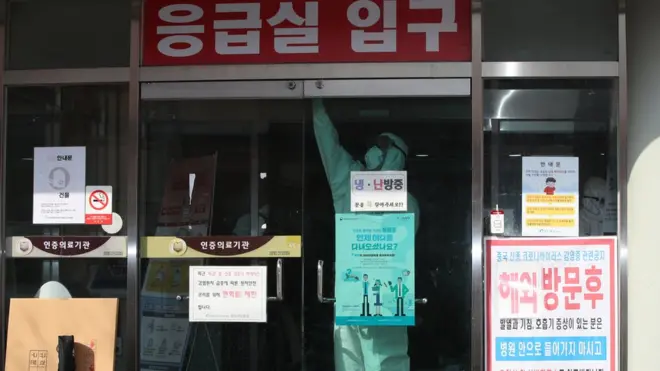 폐쇄된 청도대남병원. 이곳에는 현재 111명의 확진자가 집중되어 있다