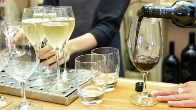 Вино на столе