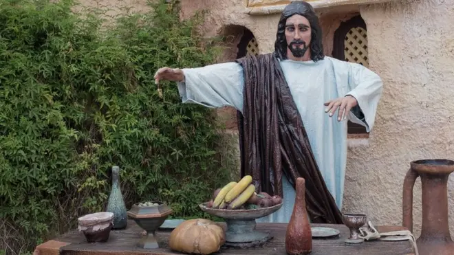 Статуя Ісуса, який перетворює хліб і вино в Тіло й Кров Христові