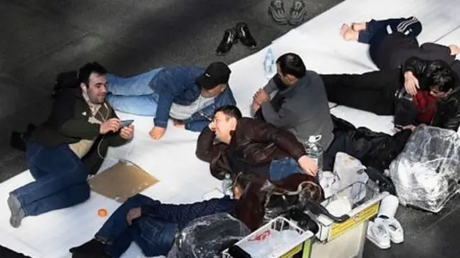 滯留在莫斯科機場的中亞移民工人
