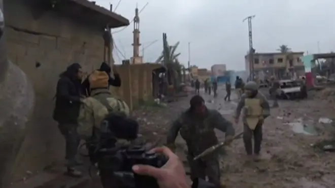 دافع الرئيس الامريكي على قراره سحب قواته من سوريا. ولكن المقاتلين الأكراد والعرب الذي يقاتلون تنظيم الدولة الإسلامية في سوريا يحذرون من أن ذلك الانسحاب قد يتسبب في كارثة