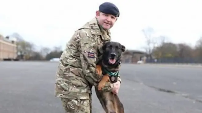 Pas Kuno sa medaljom oko vrata i pripadnik vojske