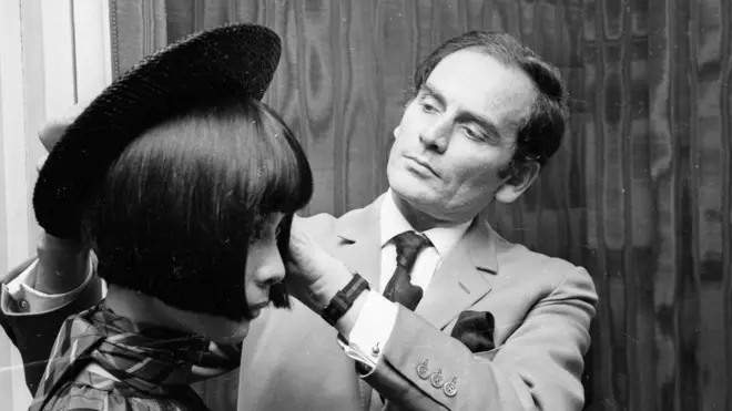 Пьер Карден за работой. Свою империю он построил во многом благодаря коллекциям прет-а-порте, которые были доступны в магазинах за пределами Парижа, а следовательно - доступны широким слоям потребителей