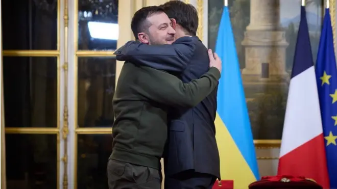 Зеленський і Макрон тепло привітались при зустрічі