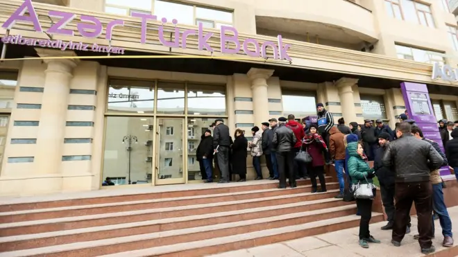 Bakıda AzərtTürk bankının önündə dollar xarici valyuta almağa növbə (16 yanvar 2016)
