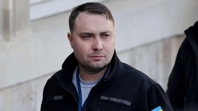 Кирило Буданов у чорній кофті і сірій футболці