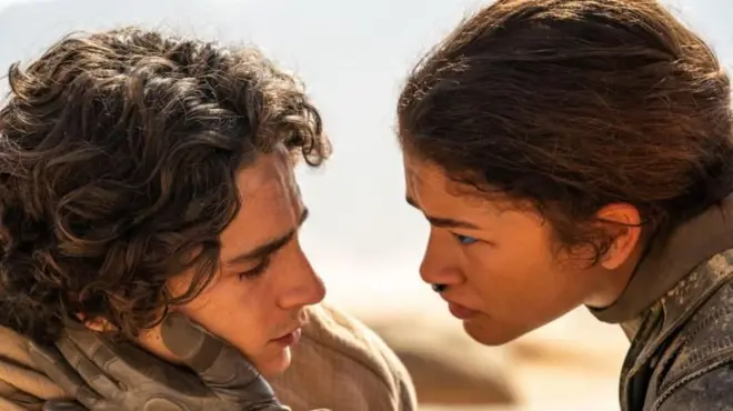 Dune 2 filminden karede Chalamet ve Zendaya birbirlerine bakıyor.