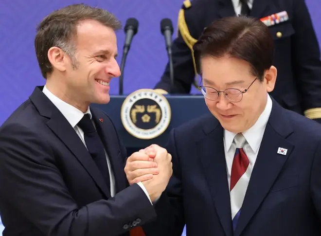 이재명 대통령과 에마뉘엘 마크롱 프랑스 대통령이 3일 청와대 영빈관에서 열린 국빈 방한 환영 오찬에서 손을 맞잡고 있다.