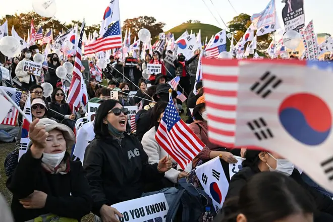 성조기와 태극기를 흔드는 시위대