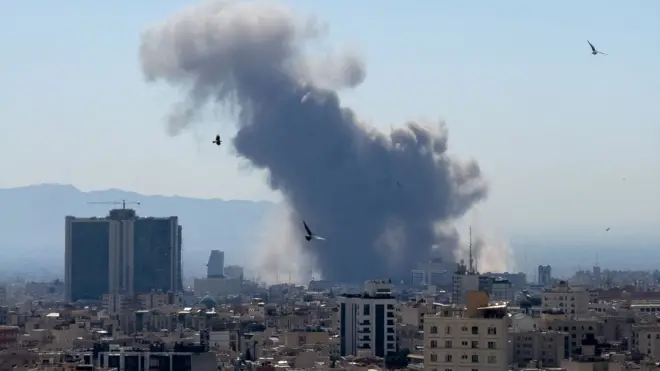 Columnas de humo se elevan tras las explosiones registradas en Teherán el 1 de marzo de 2026.