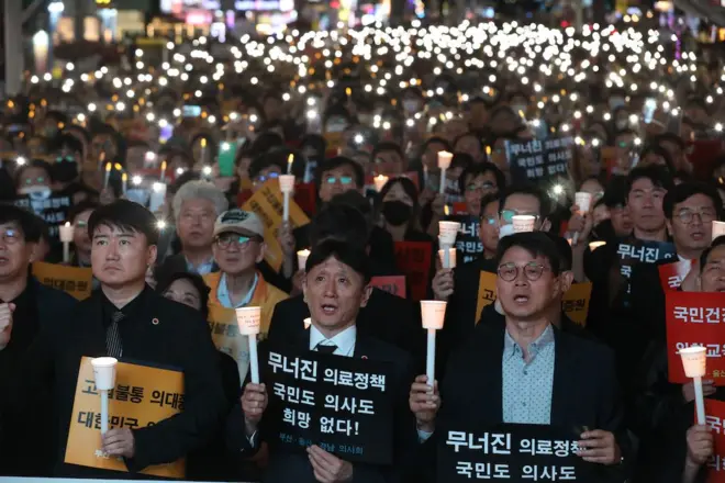 정부의 의대 정원 증원 결정에 반대하는 부산·울산·경남의사회, 전공의, 의대생 등이 지난 30일 부산 해운대구 구남로 광장에서 '대한민국정부 한국의료 사망선고'를 주제로 촛불집회를 하고 있다. 