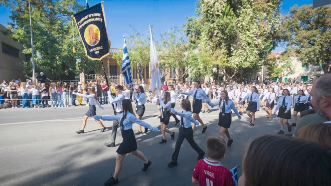 Ohi Günü'nde resmi geçit töreninde yürüyen öğrenciler 