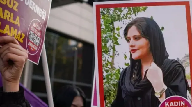 Ötən ay Türkiyədə keçirilən aksiyada iştirakçı əlində Məhsa Əmininin şəklini saxlayıb