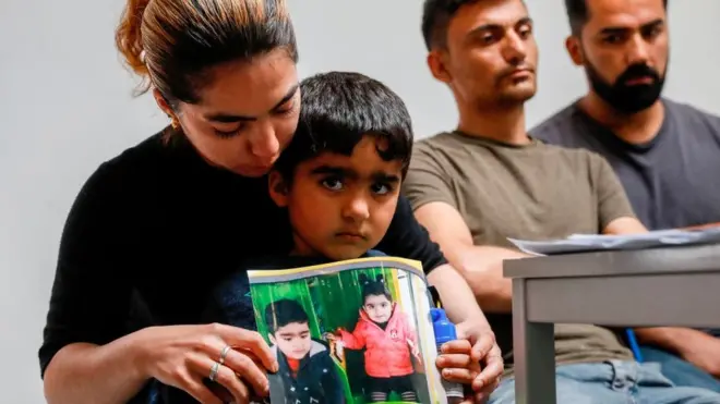 Mawda Shawri'nin annesi kızının fotoğrafını tutuyor