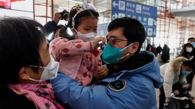 中國旅客在機場與親人團聚