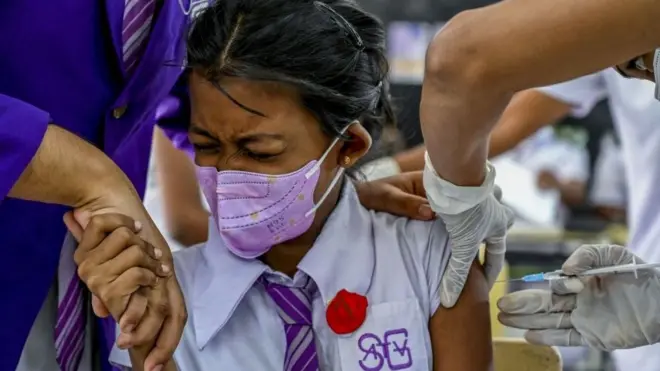 Sri Lankan child getting vaccinated