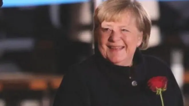 ميركل تختار "أغنية غريبة" خلال المراسم العسكرية لتركها المنصب