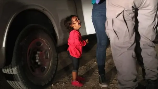 इस वायरल तस्वीर ने ट्रंप की प्रवासी नीतियों पर सवाल उठाए थे.