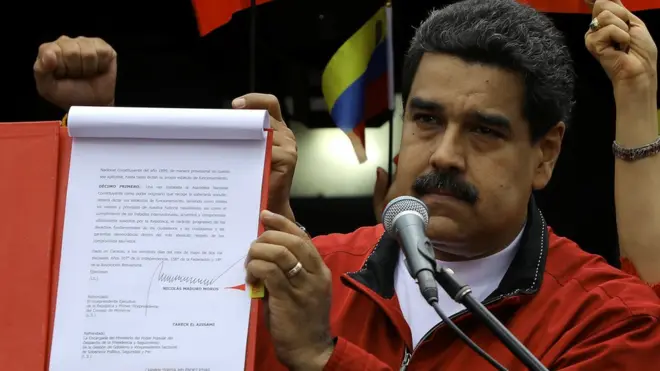 Nicolás Maduro presentó este martes las bases para la elección de la Asamblea Constituyente, rechazada por la oposición.
