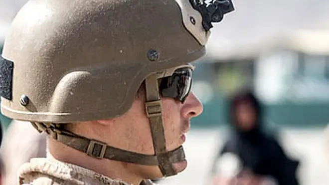 అఫ్గానిస్తాన్ కాబుల్ విమానాశ్రయంలో పహారా కాస్తున్న అమెరికా సైనికుడు