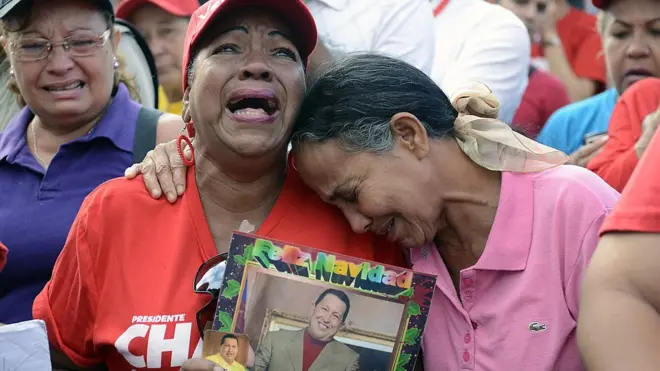 Những người ủng hộ Tổng thống Hugo Chavez khóc ngoài bệnh viện khi nghe tin ông qua đời 06/03/2013. Cái chết của ông Chavez cũng đánh dấu sự đi xuống của mô hình 'Cách mạng XHCN Venezuela'. Nước này hiện đang gặp khủng hoảng nặng nề
