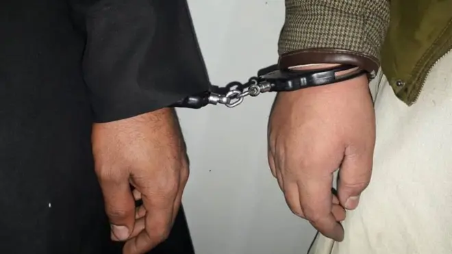 کورنیو چارو وزارت وایي، د همدې شمېر تورنو کسانو چې پخوا یې له دوی سره د جرم دوسیې ثبت شوي، د نیولو لړۍ پېل او د نژدې درې سوو نومونه یې هم خپاره شوي دي.