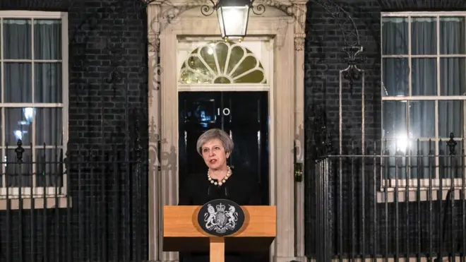 Theresa May usai memimpin rapat darurat Cobra di 10 Downing Street.